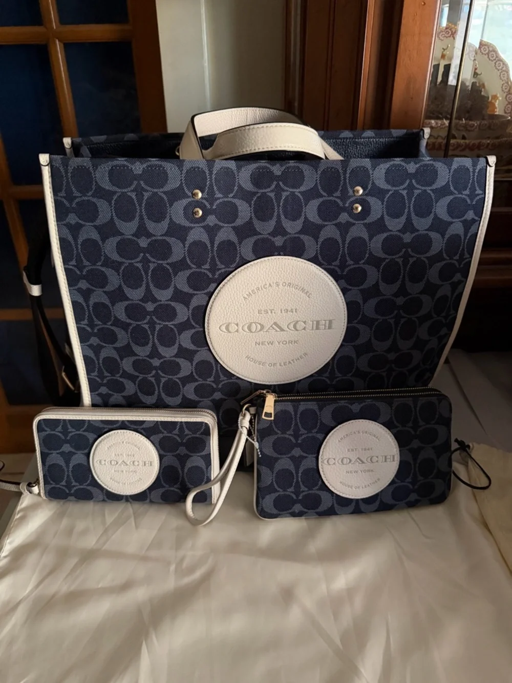 COACH Dempsey 40 Navy Denim/White Signature Tote with Wallet Double Zip Wristlet - Picture 1 of 14
